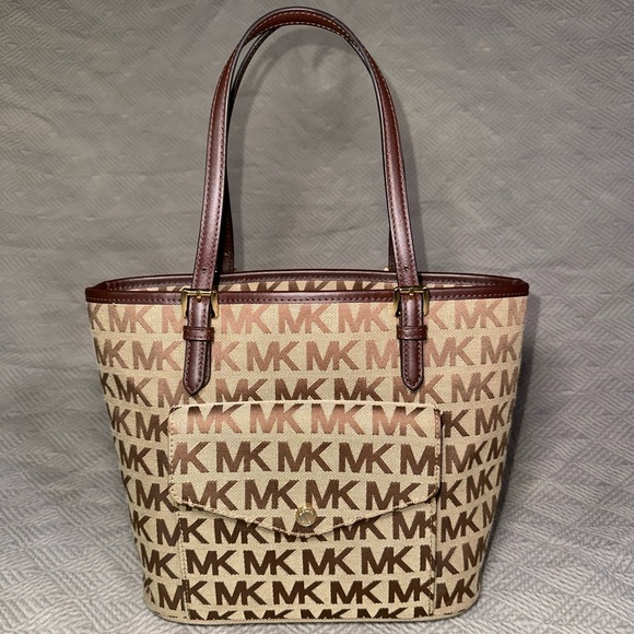 MICHAEL Michael Kors Handbags - MICHAEL KORS JET SET ITEM SIGNATURE JACQUARD MED SNAP POCKET TOTE BAG✨